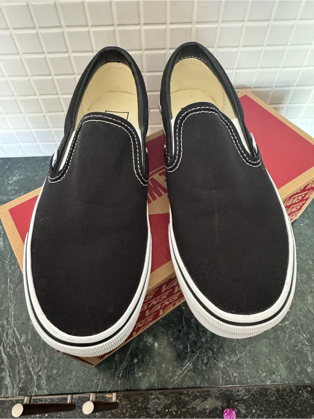 Vans Classic Slip-On unisex Sneakers in Black - Picture 6 of 7